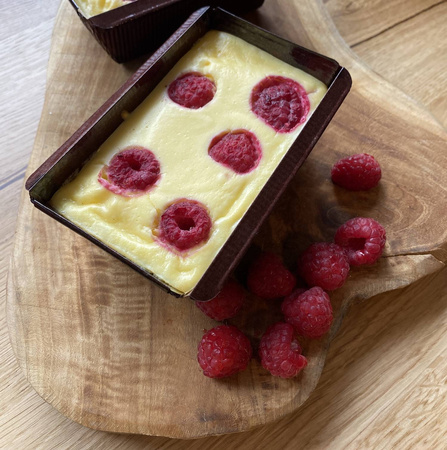 Bezglutenowy serniczek z malinami 210g