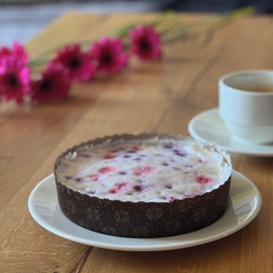 Bezglutenowy sernik z białą czekoladą i owocami 500g